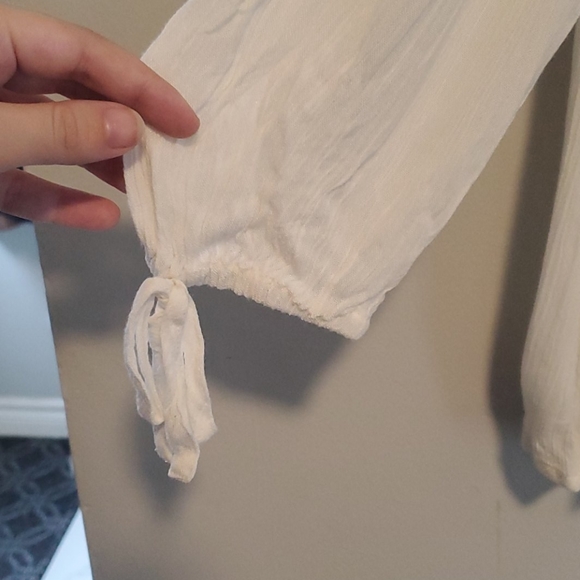 💫 2/$25 • White Blouse with Cutout Shoulders - Picture 3 of 4